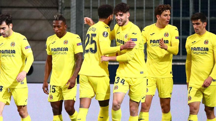 Jugadores del Villarreal celebran el gol de Nino ante el Salzburgo