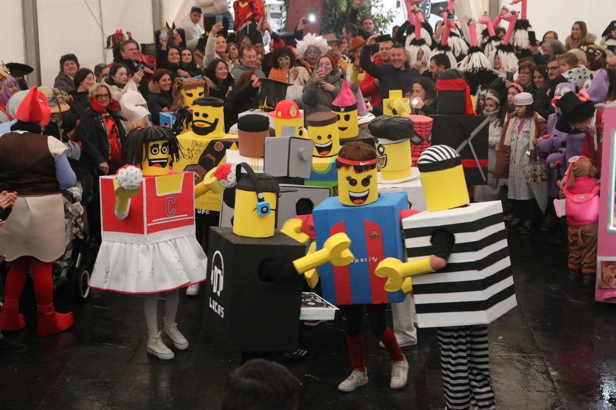 Participantes en el desfile de carnaval de Salas de 2024.