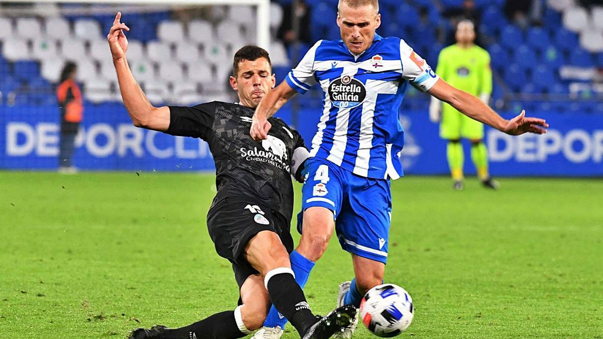 Álex Bergantiños, capitán do Deportivo, no partido diante do Salamanca. |  // V. ECHAVE