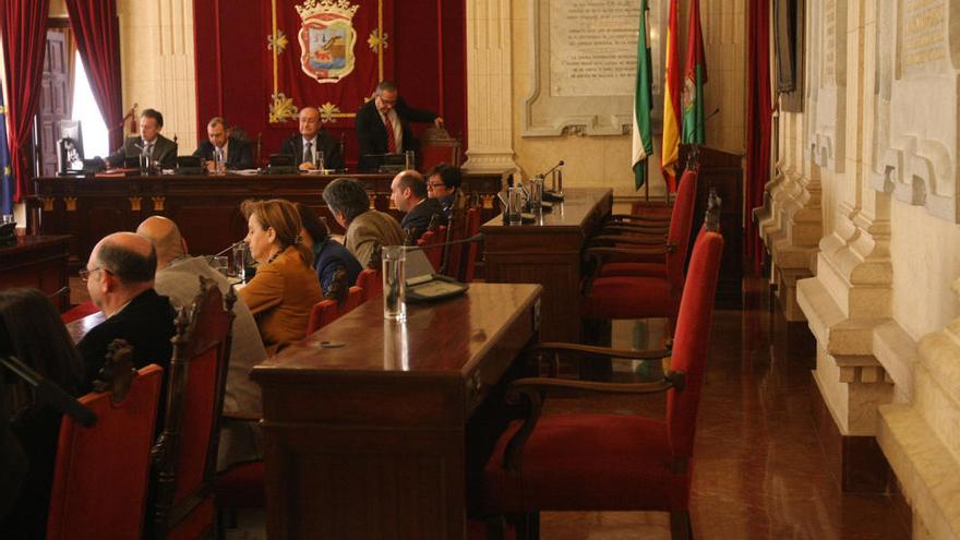 El pleno de ayer, con la sillas vacías de los concejales de IU y de Hernández Pezzi.