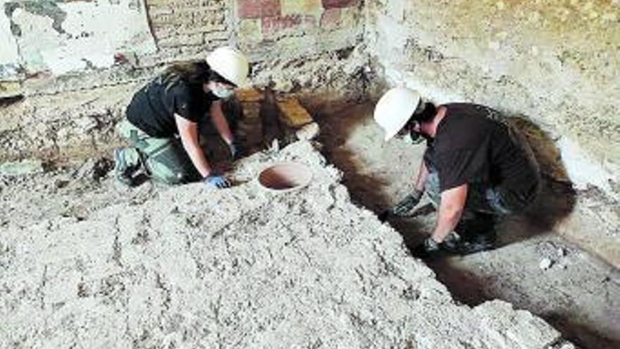 Recuperan una lápida funeraria romana en la alquería Falcó | A.V.  