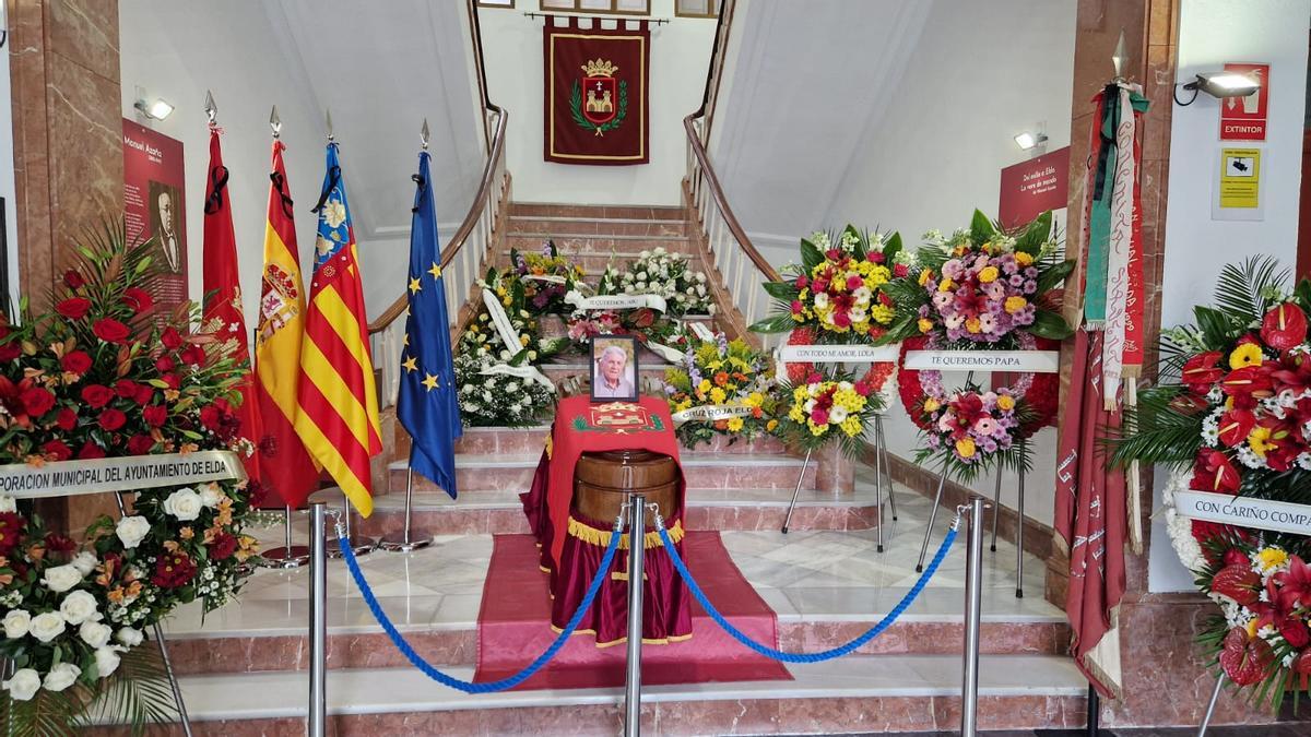 El féretro de Camilo Valor en la capilla ardiente instalada en el Ayuntamiento