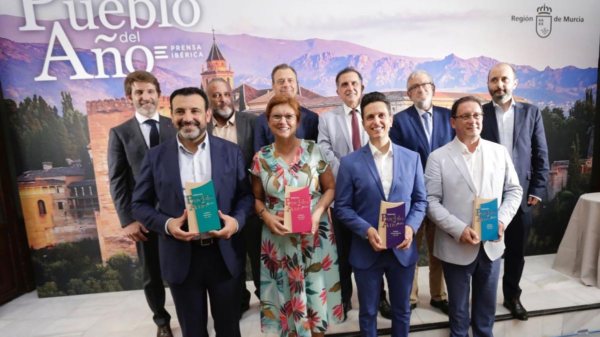 Representantes de los pueblos  premiados, autoridades y directivos  de Prensa Ibérica. 