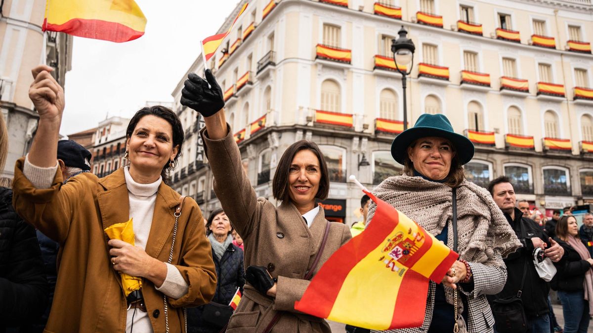 Varias asistentes al desfile de la comitiva de la princesa Leonor hacia el Congreso en la Puerta del Sol.