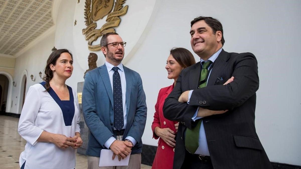 Javier Maroto (2i), José Ignacio Echaniz (d),, Valentina Martínez (2d) y Belén Hoyo (i),  en el Palacio Federal Legislativo de la Asamblea Nacional de Venezuela