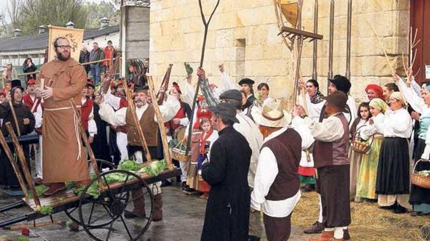 El fraile Francisco Giráldez, en el momento de preparar una emboscada contra el Ejército francés escenificada ayer.  // A. Hernández