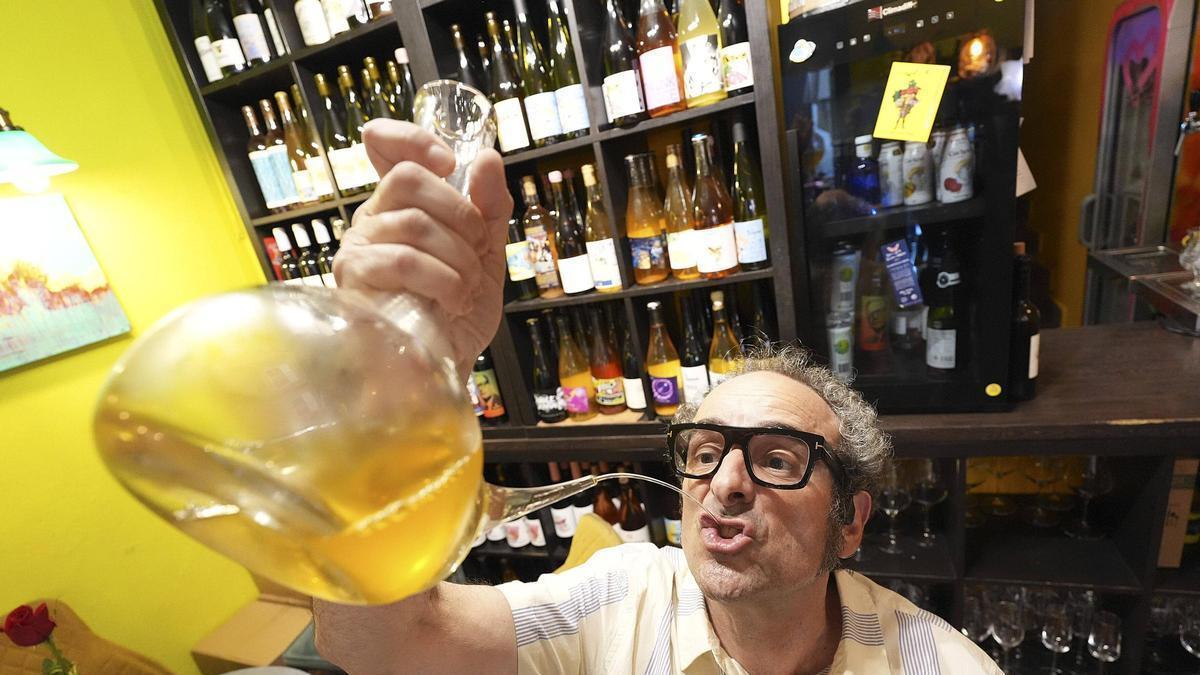 Garcia-Arbós, mostrant el seu domini de l'art de beure en porró.