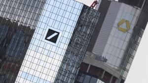 Logotipos del Deutsche Bank y el Commerzbank en sus respetivas desde de Fráncfort.