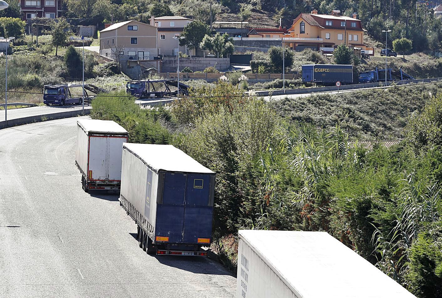 Camiones portavehículos y remolques de Gefco, aparcados en los alrededores de Balaídos.