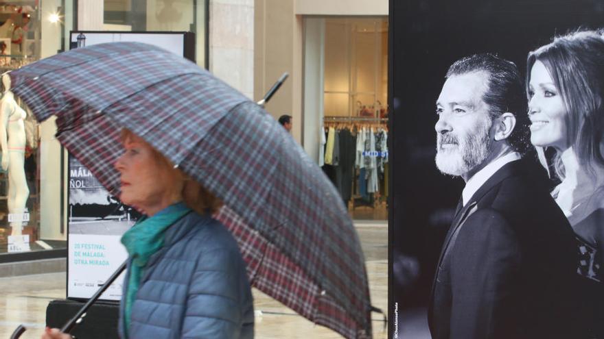 Banderas, en uno de los carteles que componen la exposición de la calle Larios.