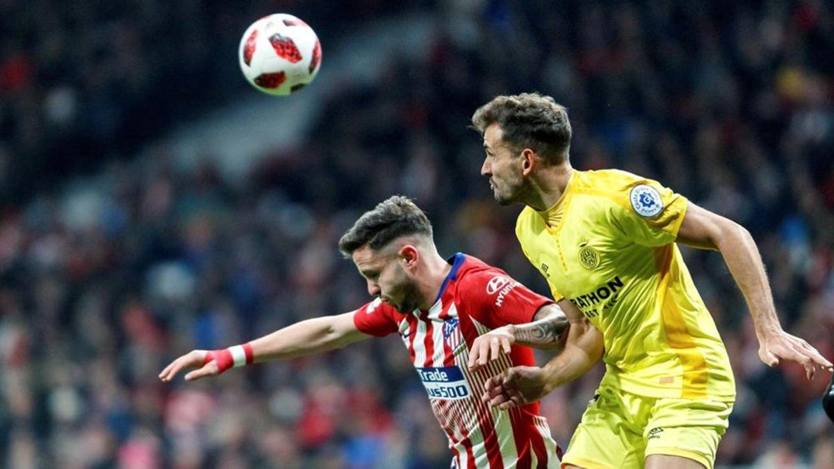 Saúl en una jugada con Stuani en el partido frente al Girona