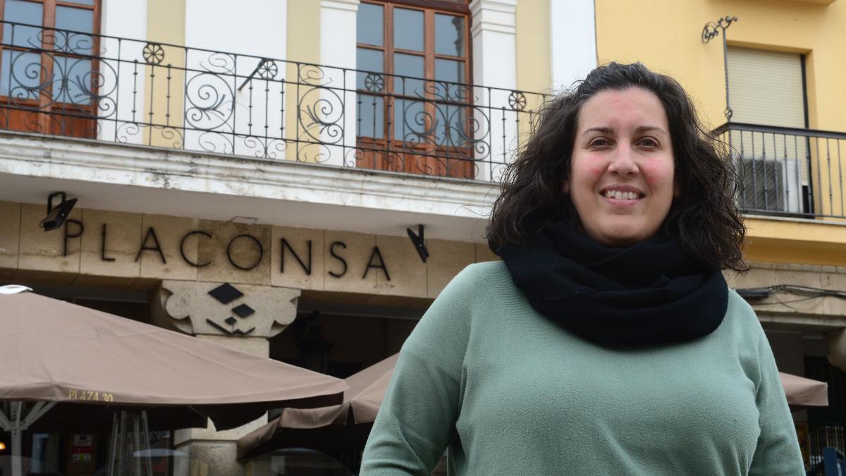 María López Pereira, vicepresidenta de Placonsa, ante su sede de Plasencia.