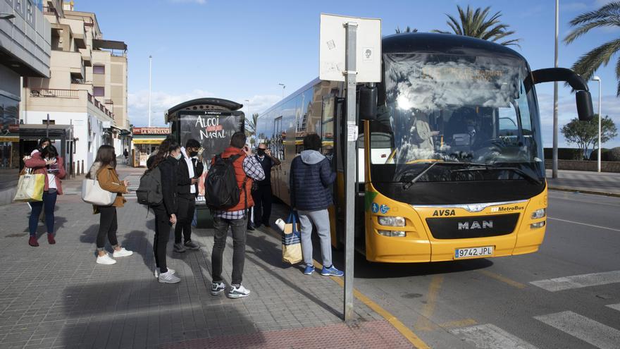 La &quot;masificación&quot; en los autobuses entre Sagunt y València se agrava con la gratuidad del transporte