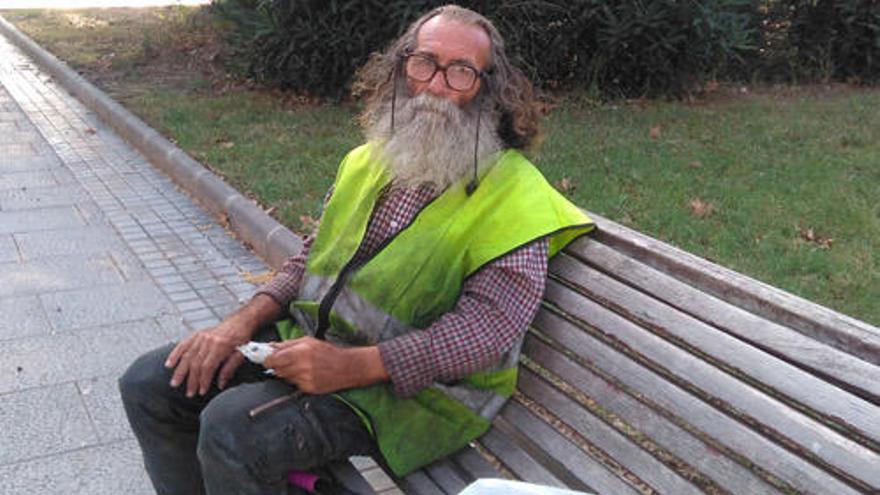 J. A. Martínez, ayer, en un banco de la avenida Tres Cruces.