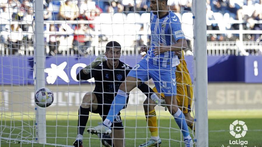 El Málaga gana (1-0) y ya no es el colista de Segunda