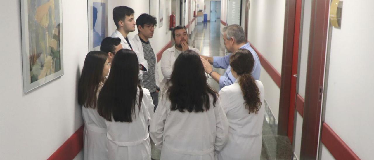 Un grupo de médicos residentes con su tutor en el Complexo Hospitalario de Santiago. |  // XOÁN ÁLVAREZ