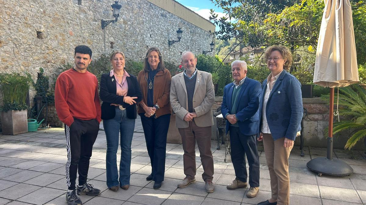 De izquierda a derecha, Rodrigo Cuevas, Teresa Sánchez, Margarita Collado, Ángel Lueje, Marcelino Martínez y Mercedes Toraño