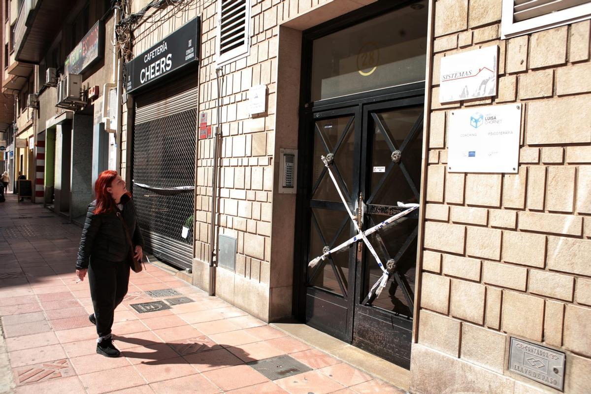 Puerta del edificio precintada, al igual que el acceso a la cafetería.