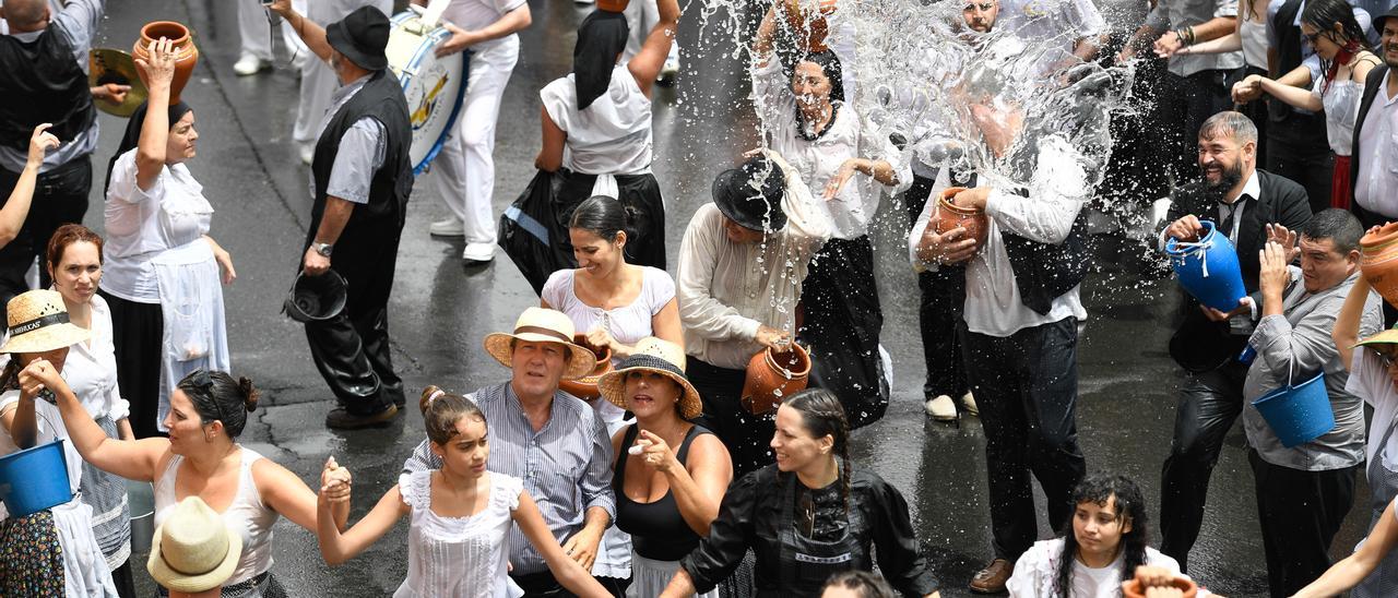 Vecinos y visitantes echándose agua unos a otros durante la celebración de las fiestas de Lomo Magullo