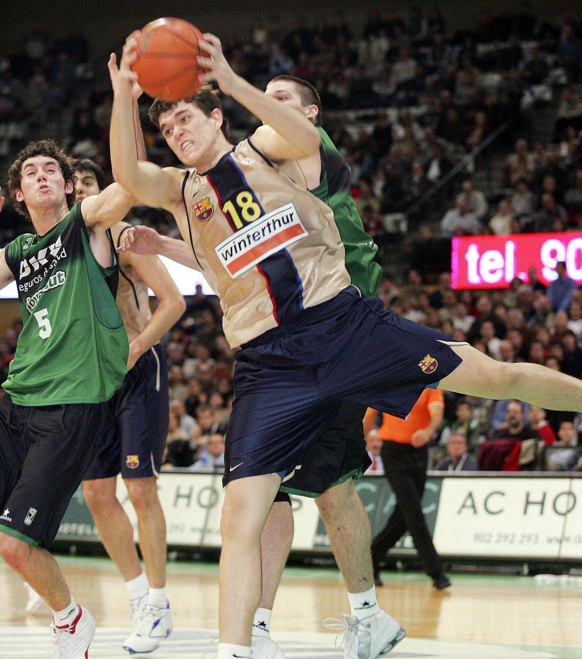 Espuña lluita per un rebot amb Rudy Fernández en un partit contra la Penya.