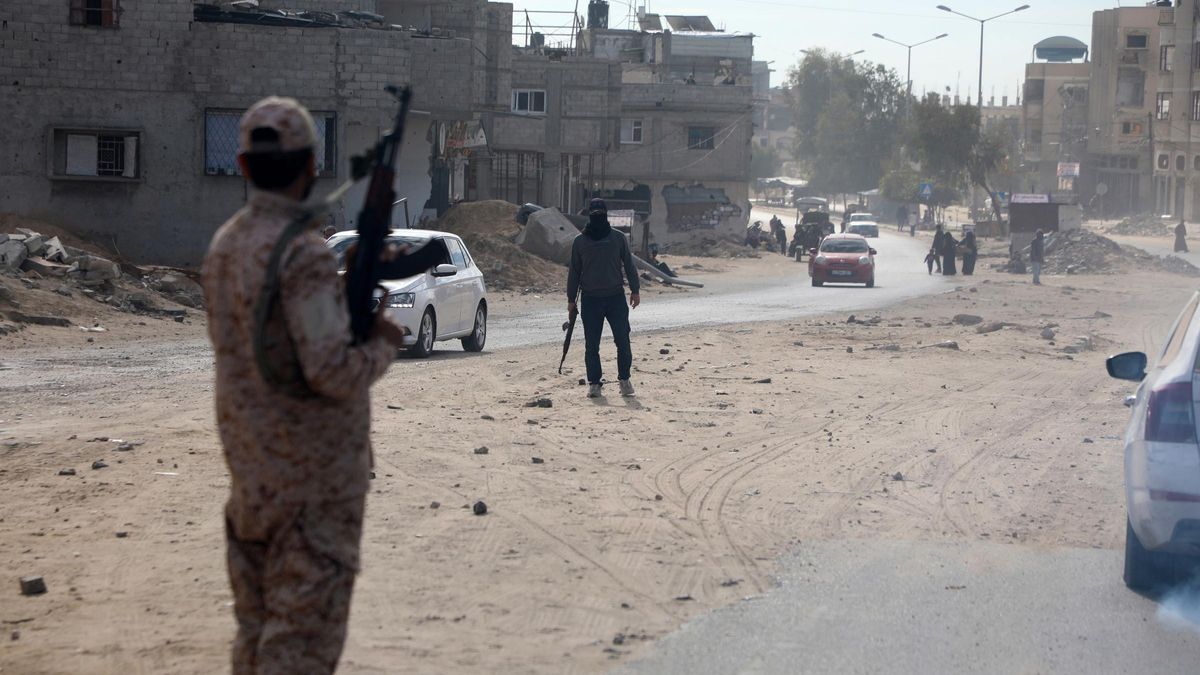 Archivo - Miembros de Hamás hacen guardia en una calle de la ciudad de Jan Yunis en el sur de la Franja de Gaza, el 20 de enero de 2020