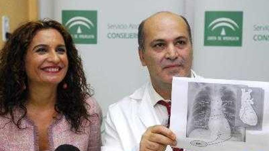 La consejera andaluza de Salud, María Jesús Montero (i), junto al doctor Abdallah (d), del Hospital Virgen de las Nieves de Granada, durante la rueda de prensa en la se presentó un desfibrilador automático (DAI) implantado, por primera vez en Europa, a un bebé de 56 días, a través de una cirugía mínimamente invasiva, después de que le fuera diagnosticada una patología cardíaca cuando se encontraba en el útero de su madre.