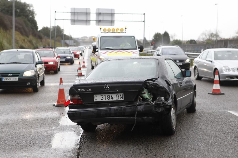 Accidente múltiple en la A8 en la salida próxima de Viesques