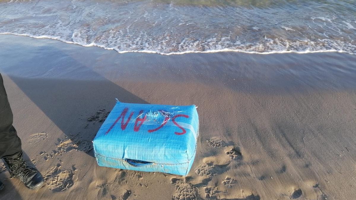 Fardo de droga en la orilla de una playa de El Campello.
