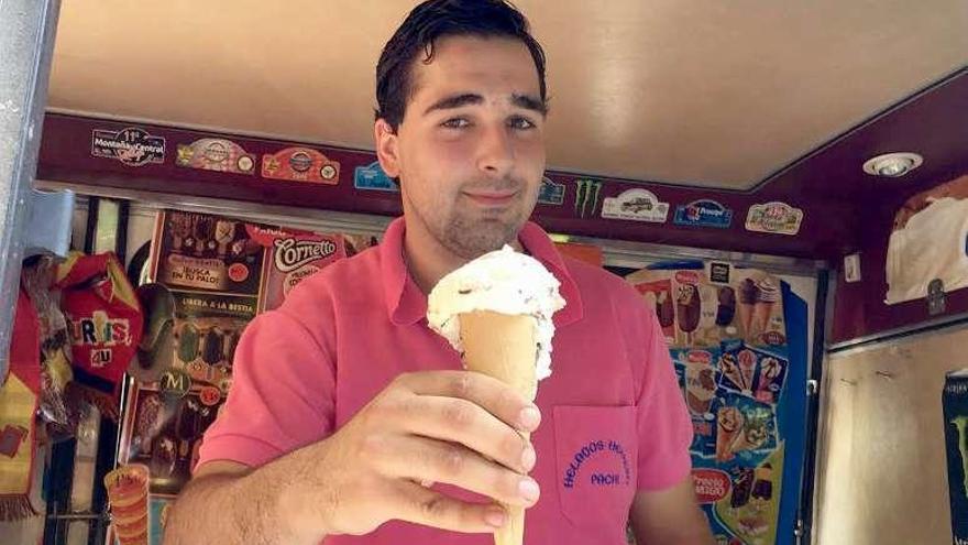 Pachi Herrero ofrece un helado.