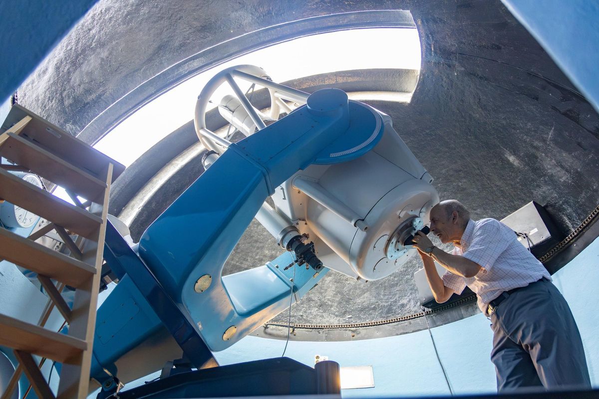 El profesor Docobo con el telescopio ruso con el que se investiga actualmente