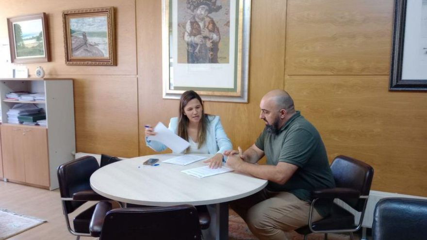 Verónica Pichel, junto al técnico del desbroce de las parcelarias.