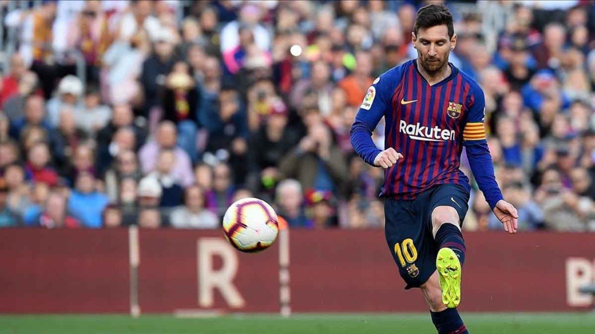 Leo Messi ejeucta la falta del primer gol del partido