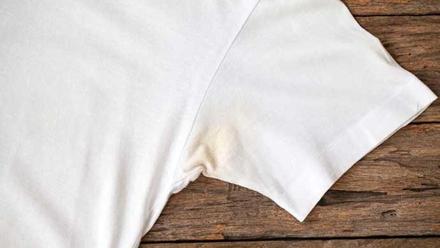 Limpiar: Este líquido elimina las manchas de sudor de la ropa con solo un  lavado