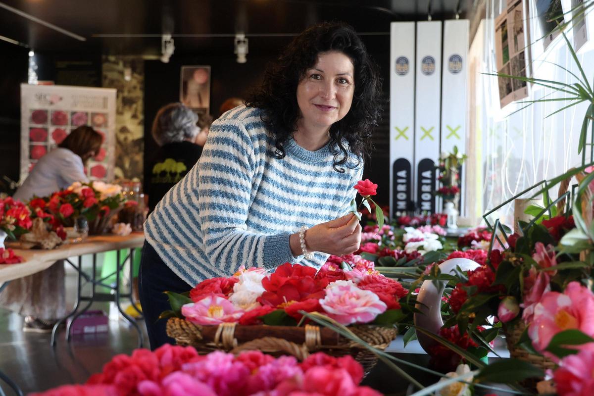 Isabel Alvariñas muestra una de las especies nuevas de camelia que ha creado.