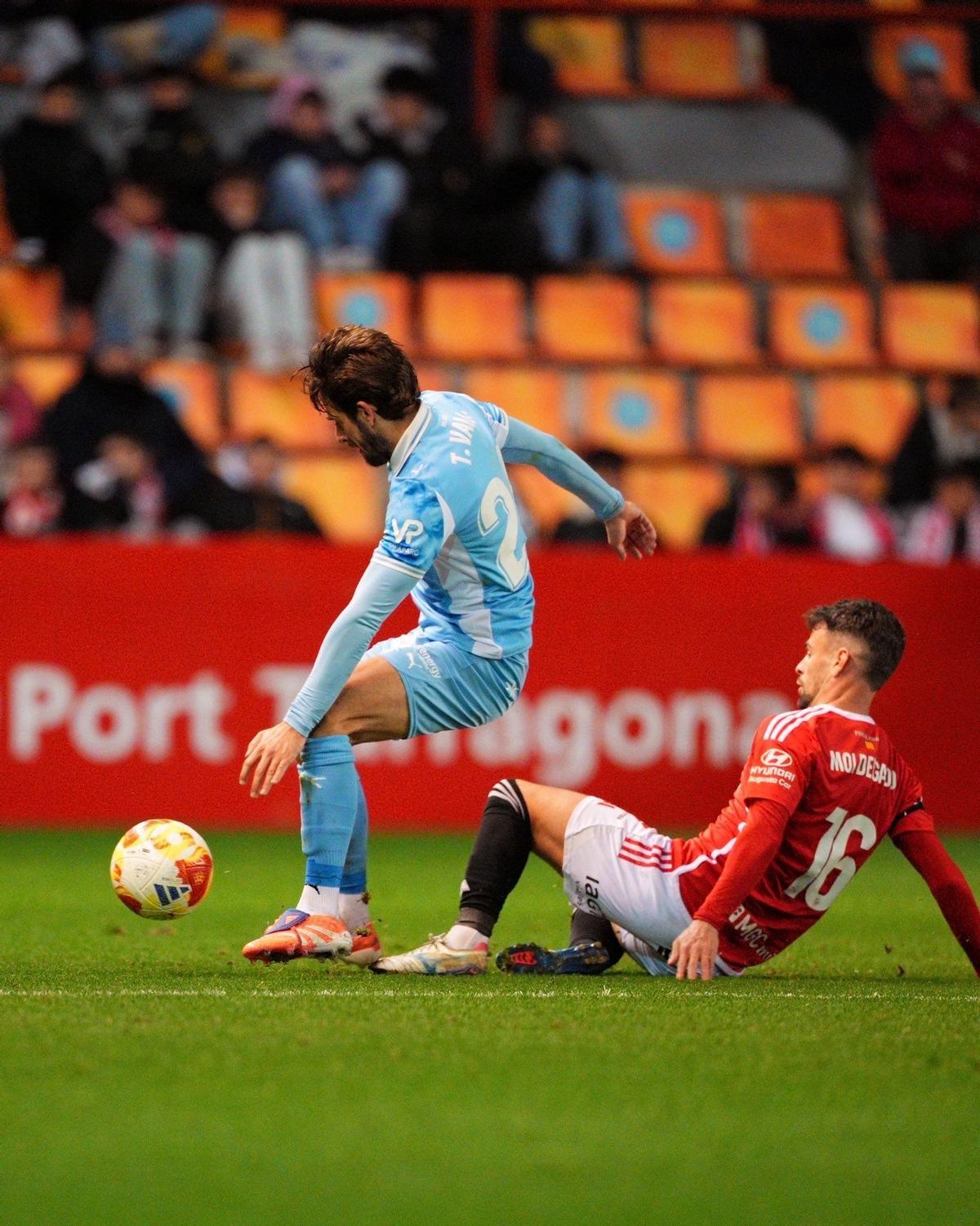 Imagen de Theo Valls en su primer partido como titular con la UD Ibiza