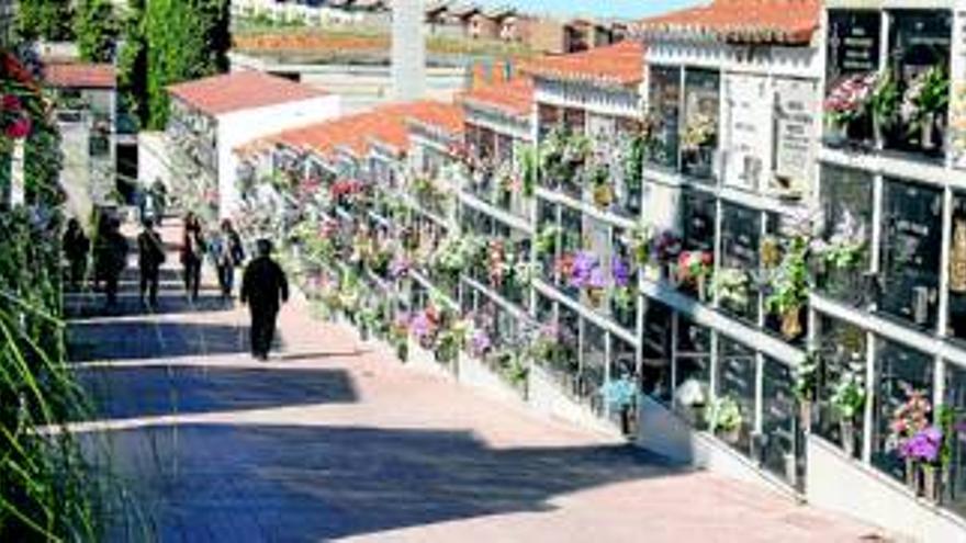 El ayuntamiento amplía el horario del cementerio y pone autobuses