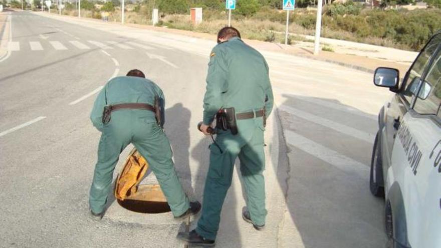 Dos miembros del Seprona inspeccionan la red en Finca Lacy, en imagen de archivo.