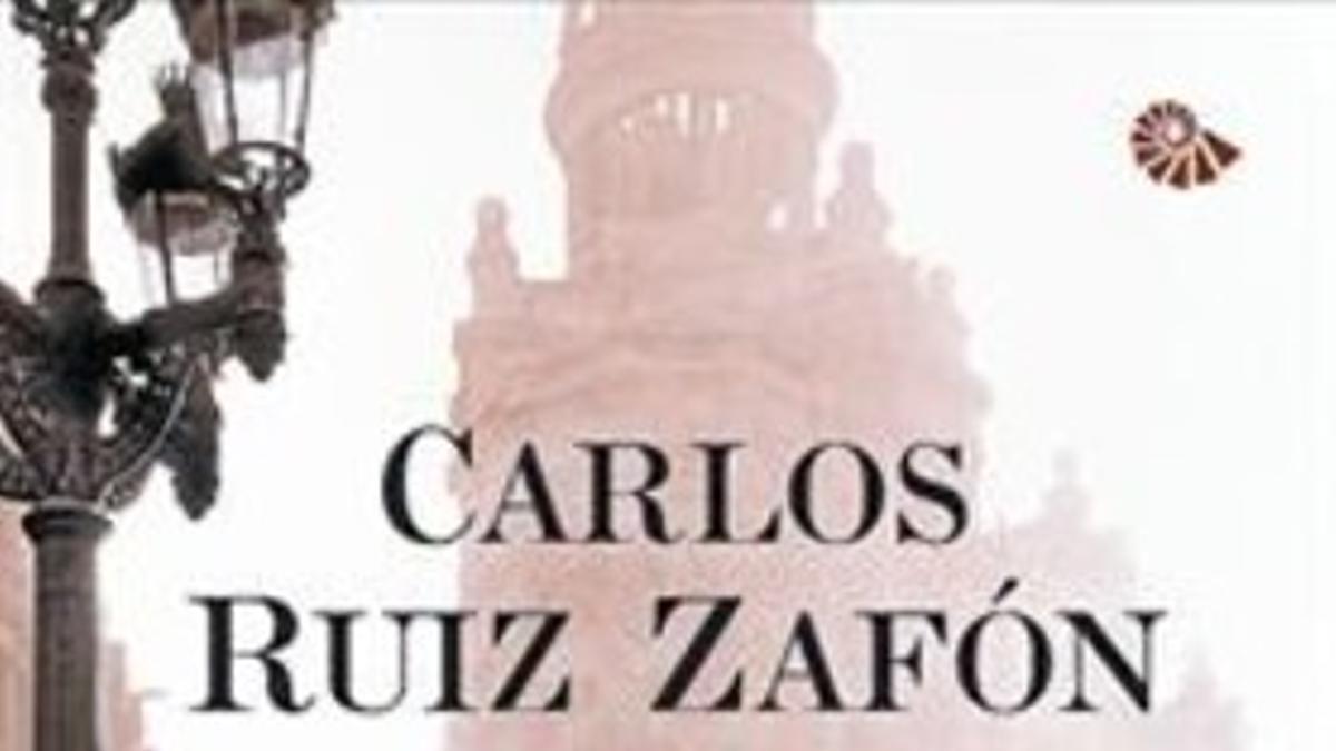 A la izquierda, fotografía original de Francesc Català-Roca. A la derecha, portada de 'El prisionero del cielo', próxima novela de Carlos Ruiz Zafón.