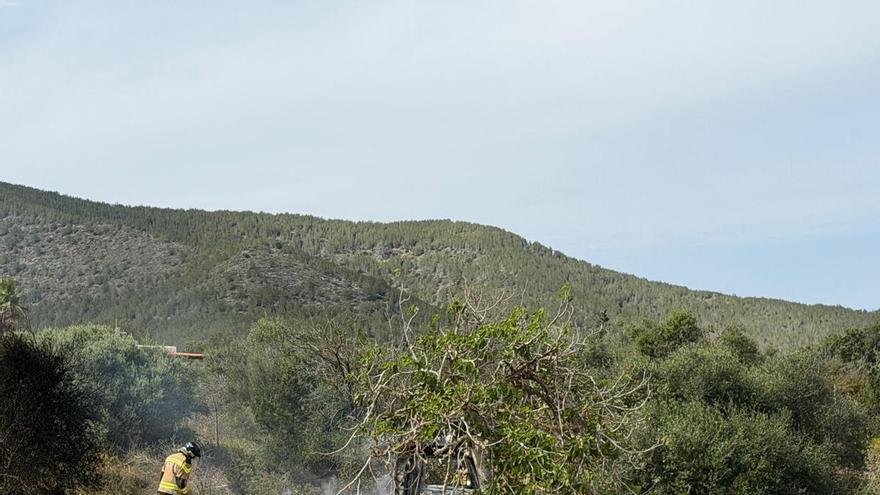 Arde una caravana en un solar en los alrededores de Ibiza