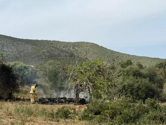 Arde una caravana en un solar en los alrededores de Ibiza