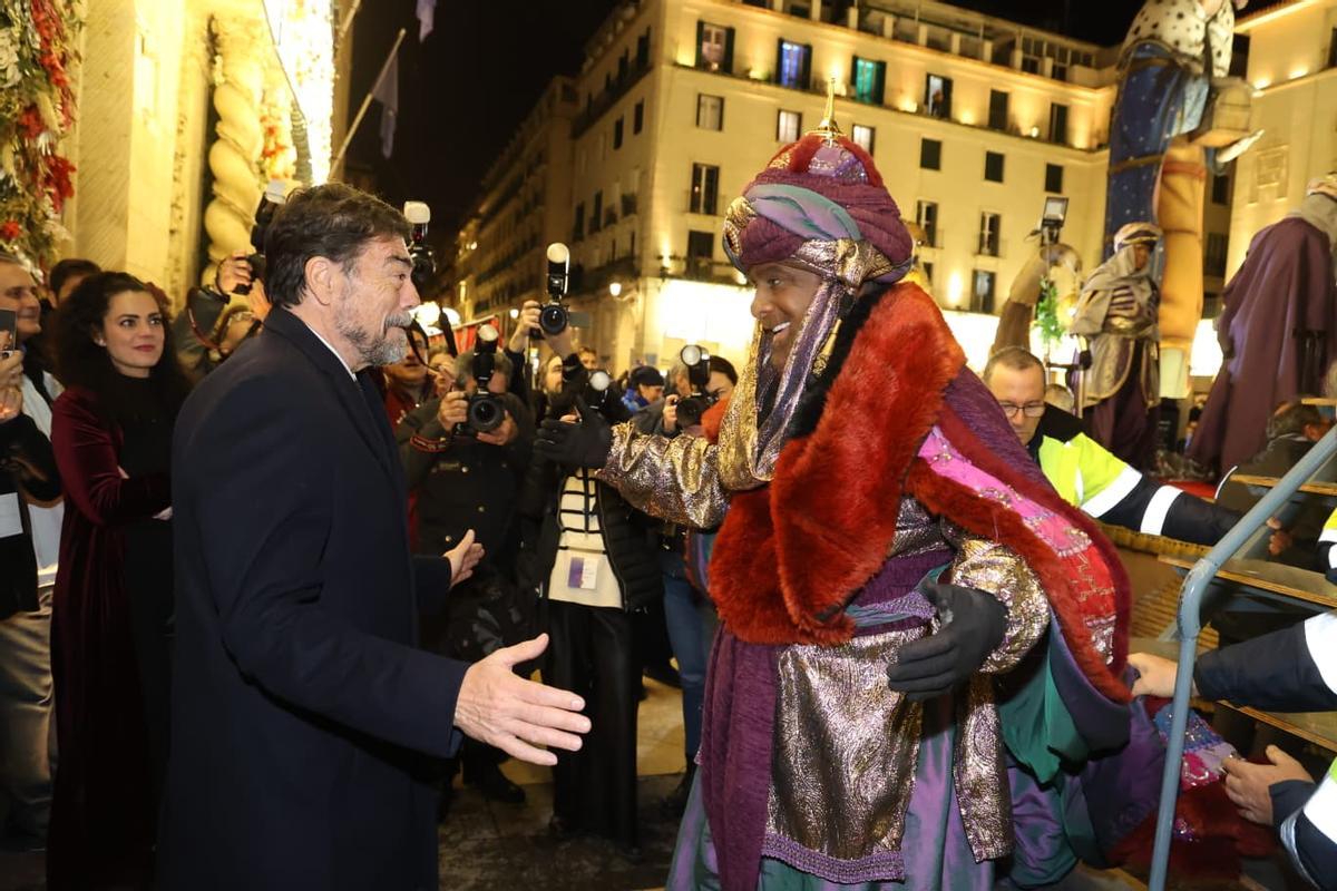 Alicante desafía las bajas temperaturas para ver la Cabalgata de Reyes Magos