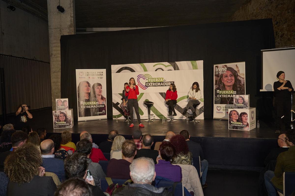 Irene Montero en su discurso junto a Irene de Miguel, Nerea Fernández, Ione Belarra en un acto de campaña, en el Palacio de Congresos, a 12 de diciembre de 2025, en Badajoz, Extremadura (España). El acto se enmarca dentro de la campaña electoral para la Junta de Extremadura del próximo 21 de diciembre. Andrea Renault / Europa Press 12/12/2025. ANDRES RODRIGUEZ / Europa Press;ACTO DE CAMPAÑA UNIDAS POR EXTREMADURA