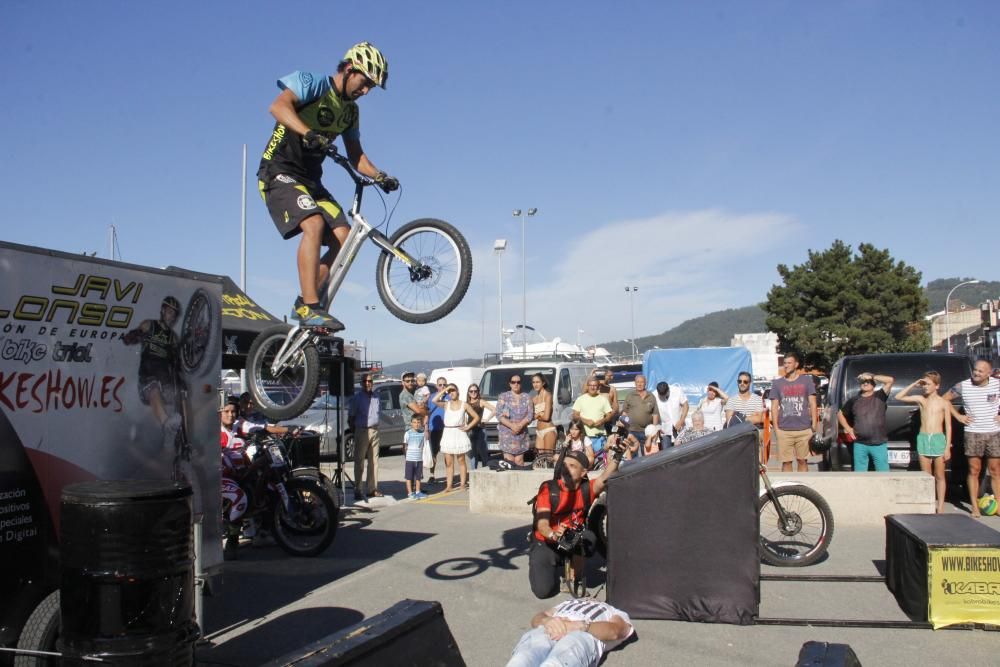 Las exhibiciones de trial, bike trial y de velocidad urbana llenan el centro de la villa que mañana acoge un descenso de bike