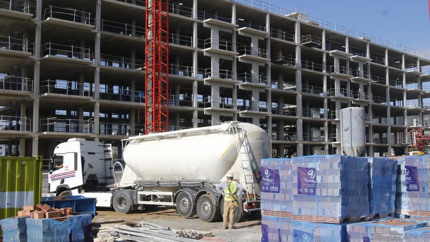 La incertidumbre en el sector de la construcción frena la promoción de vivienda en Córdoba