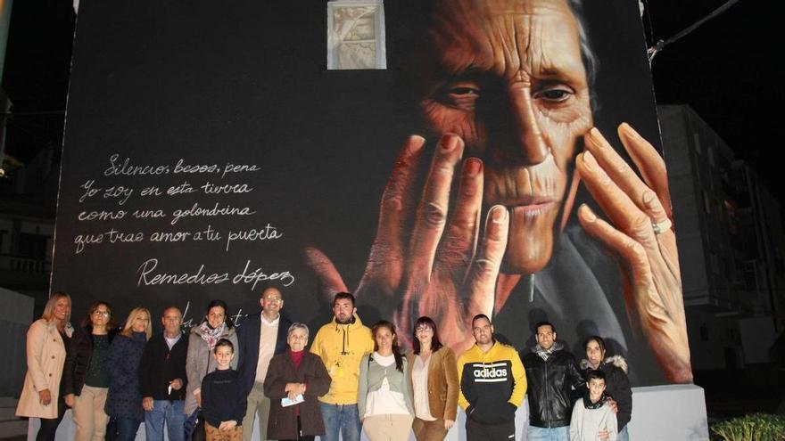 Cártama rinde homenaje a la poetisa Remedillos López con un mural urbano en su vivienda