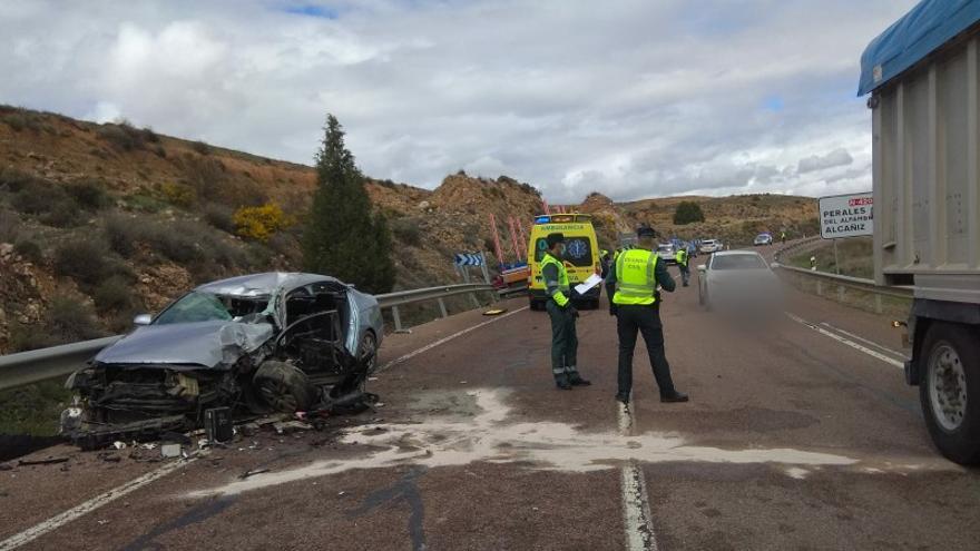 El coche ha recibido toda la fuerza del impacto en la parte delantera izquierda.