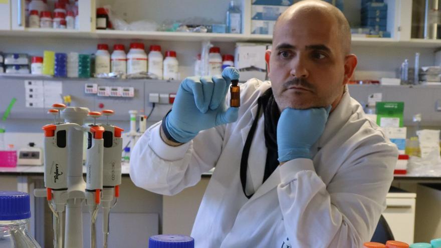 Ricardo Villa Bellosta, investigador del CiMUS en un laboratorio