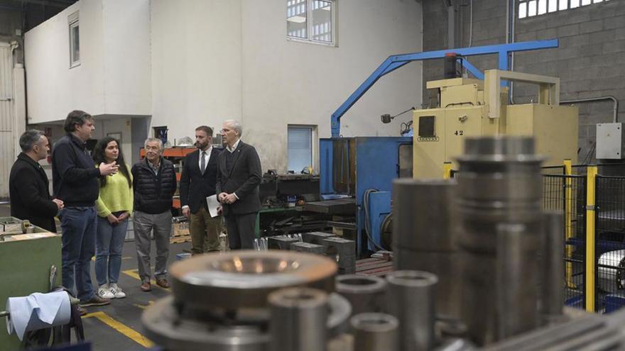 Un momento de la visita de Conde a Metalúrgica /xunta de galicia