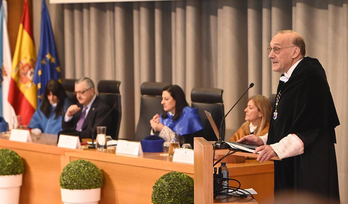 El rector Manuel Reigosa, durante su intervención.