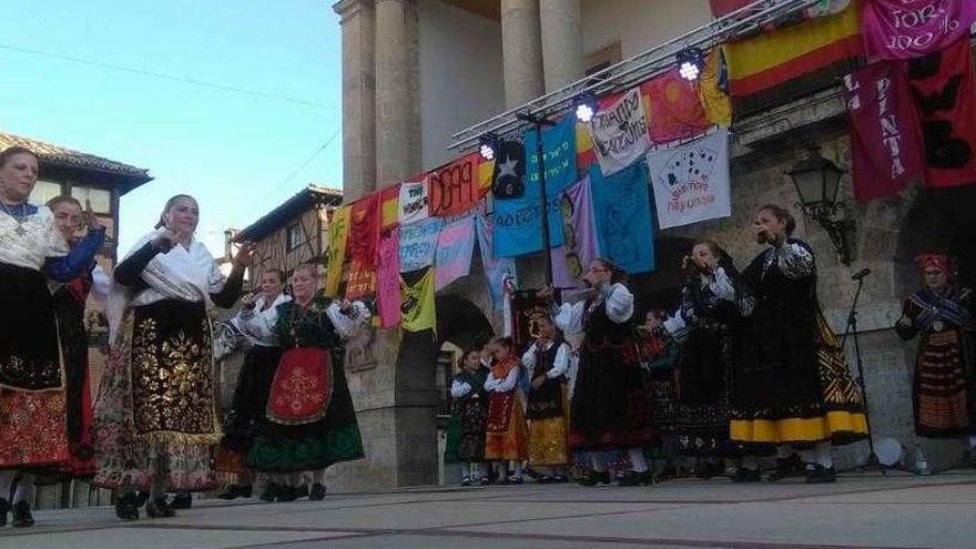 Integrantes de uno de los grupos de folclore de la ciudad, durante una actuación en la Plaza Mayor.